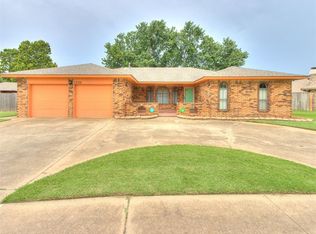 1309 W Cedarbrook Ln, Moore, OK 73170