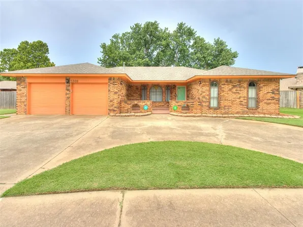 1309 W Cedarbrook Ln, Moore, OK 73170