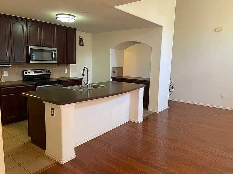 9936 Fleetwood Dr — Photo 3