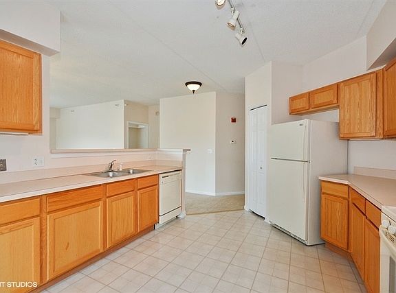 3rd image of 0S099 Lee Ct Unit 302