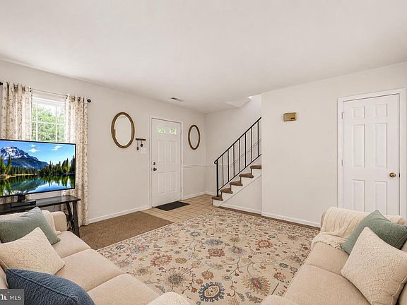 3rd image of 307 Olde Greenwich Dr