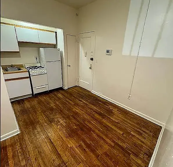 220 E 29th St #1D — Photo 3