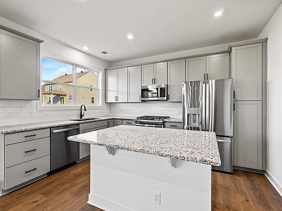 4th image of 1021 Quartz Ln