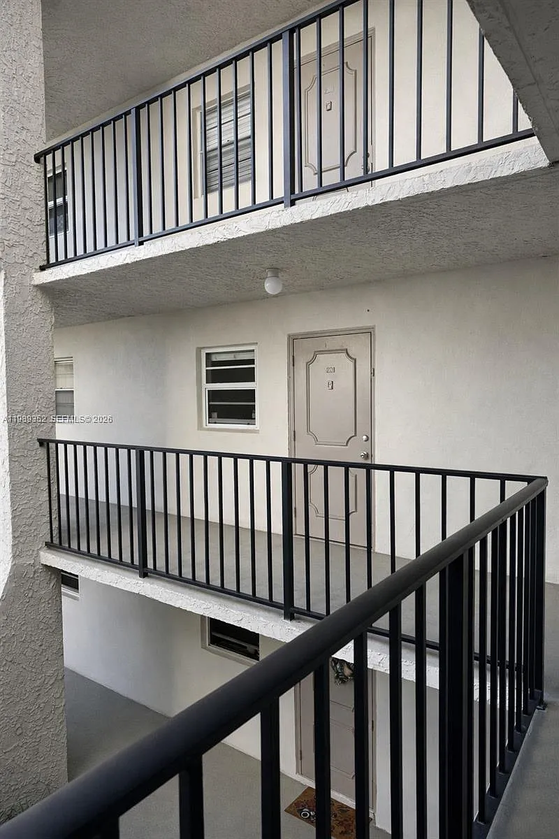 Building Photo - 9330 Lagoon Pl #201