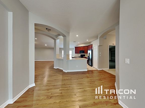 4th image of 449 Oak Landing Blvd