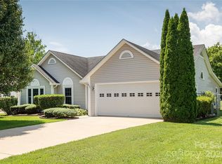 802 Woodlark Ct, Fletcher, NC 28732