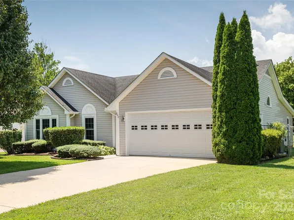 802 Woodlark Ct, Fletcher, NC 28732