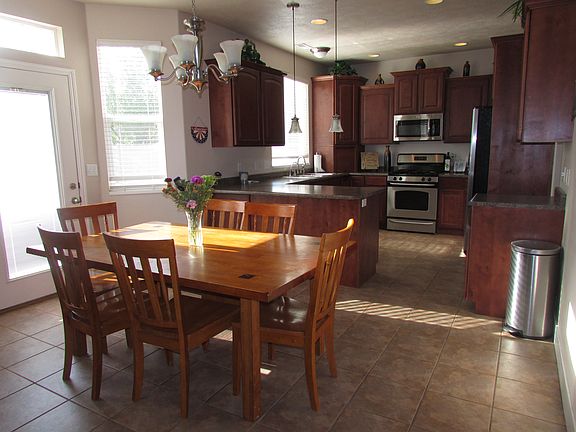 Dining Area & Kitchen