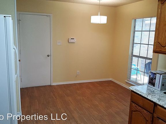 4th image of 2202 Dewey Dr