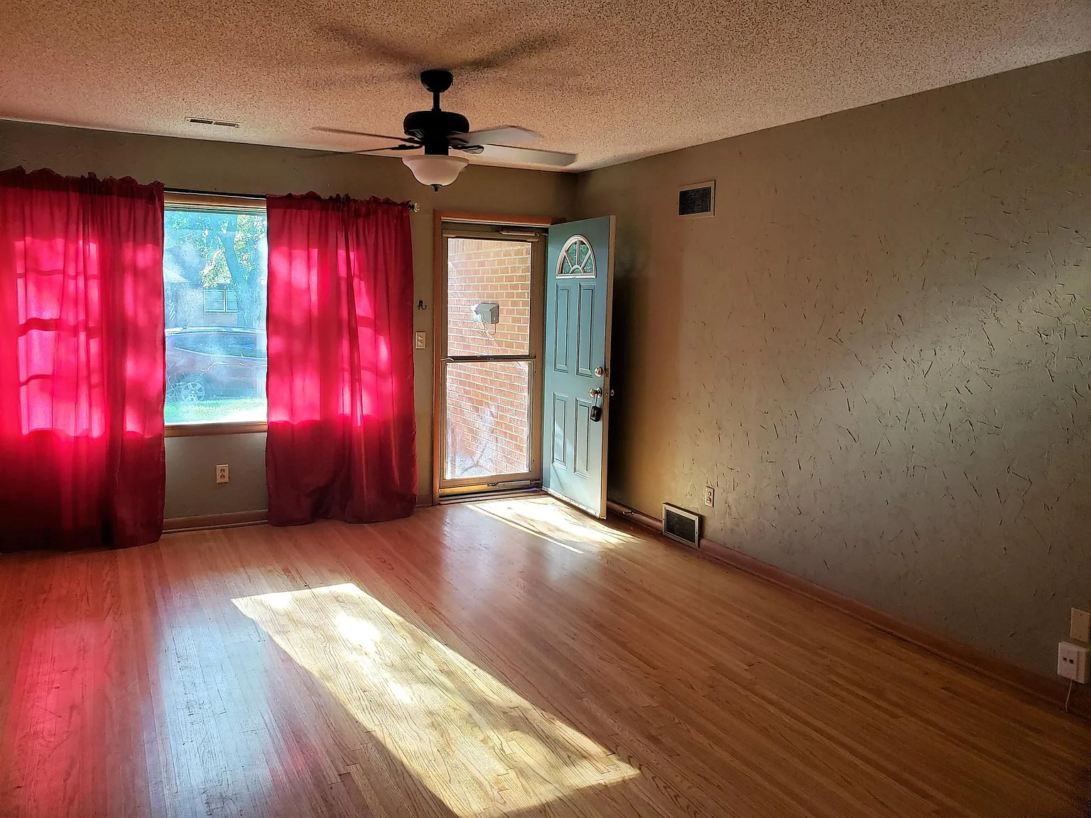 3 bed, 1226 sqft, $1,350 — Photo 2