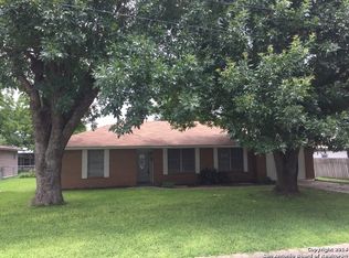 1720 N Hamilton St, Gonzales, TX 78629