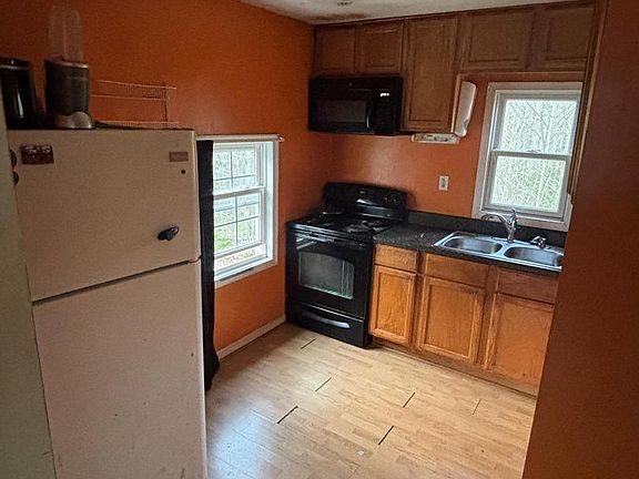3rd image of 225 Foxbrook Ct