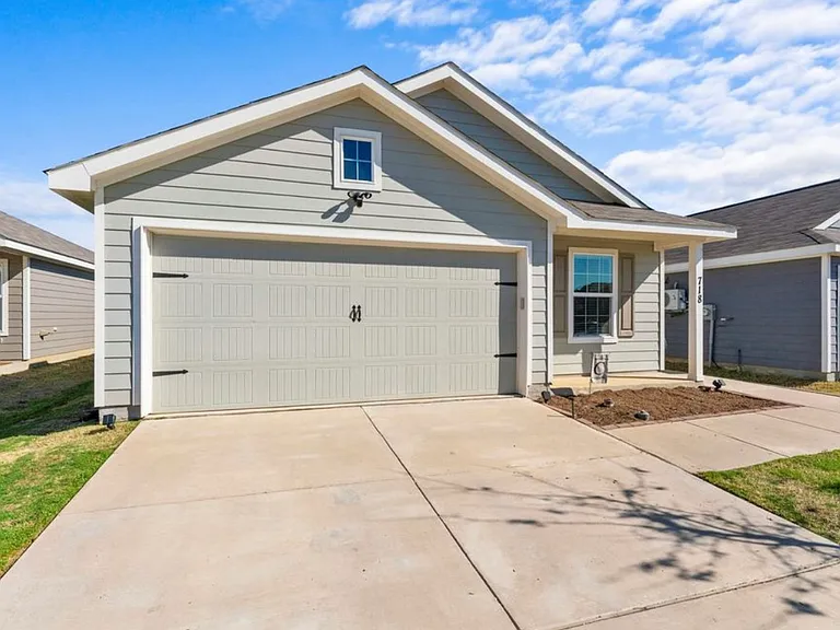 718 Trestle Dr — Photo 3