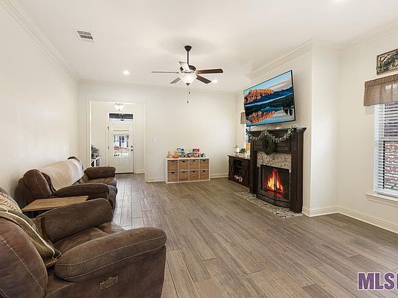 5th image of 565 Beaumont Dr