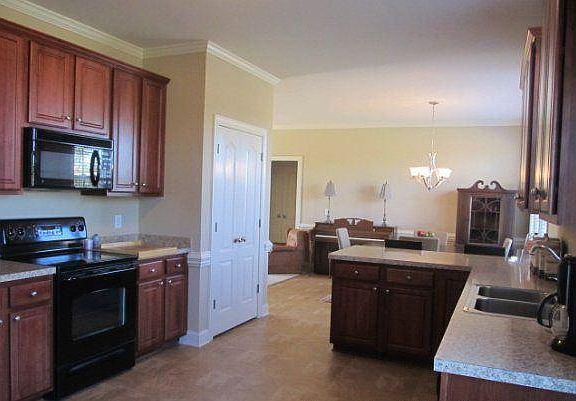 Kitchen (countertop has been upgraded to Granite)