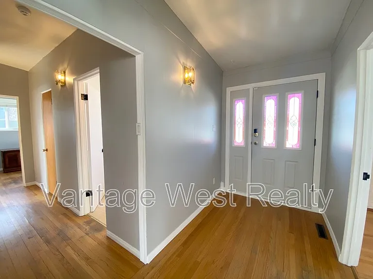 1319 Kelglen Cres #A — Photo 26