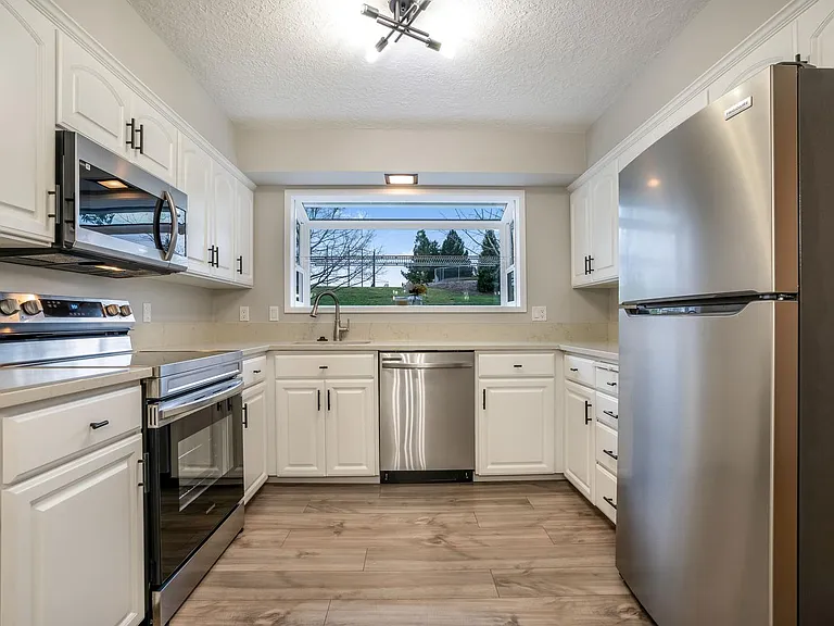 13665 Sw Pkwy — Photo 3