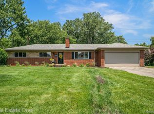 210 McKinley Dr, Troy, MI 48098