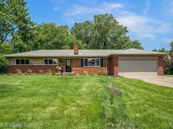 210 McKinley Dr, Troy, MI 48098