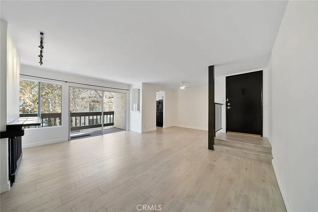 2 bed, 916 sqft, $3,750 — Photo 2