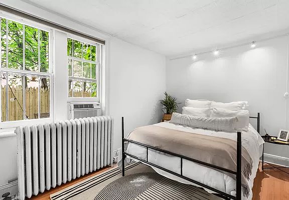 4th image of 198 8th Ave APT 1R