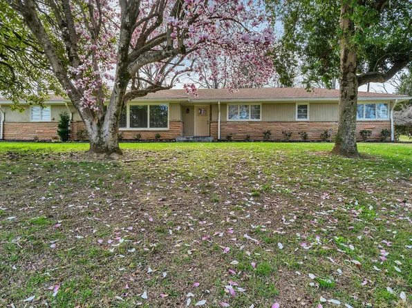 101 W Lake Cir, Dickson, TN 37055