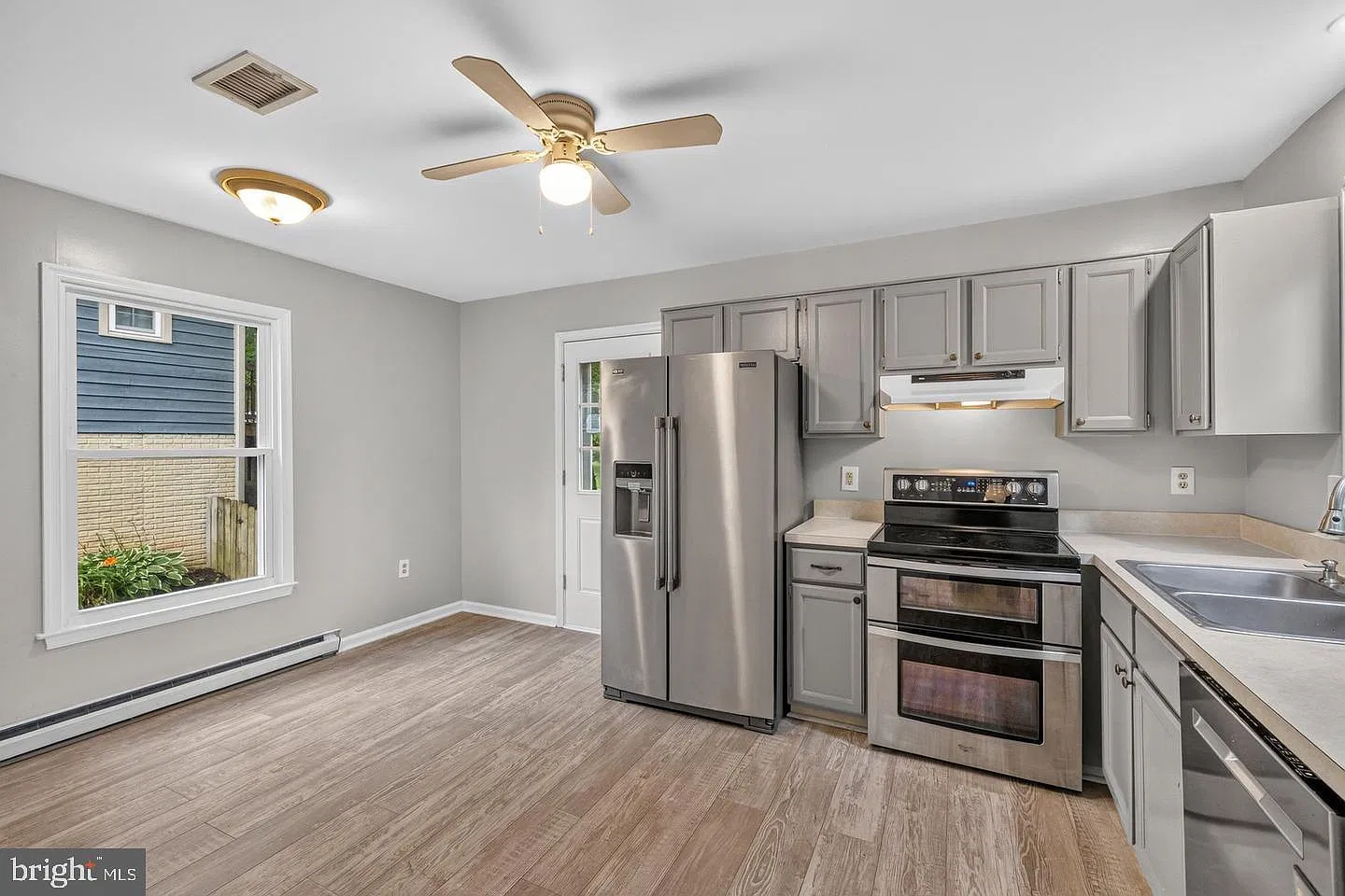 2 bed, 2.0 bath, 1246 sqft, $1,925 — Photo 2