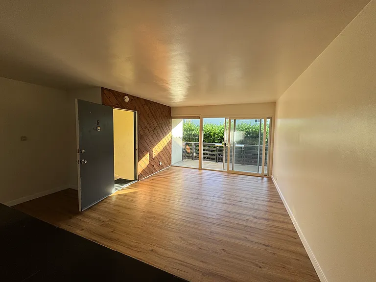 102 Vista Del Mar #G — Photo 3