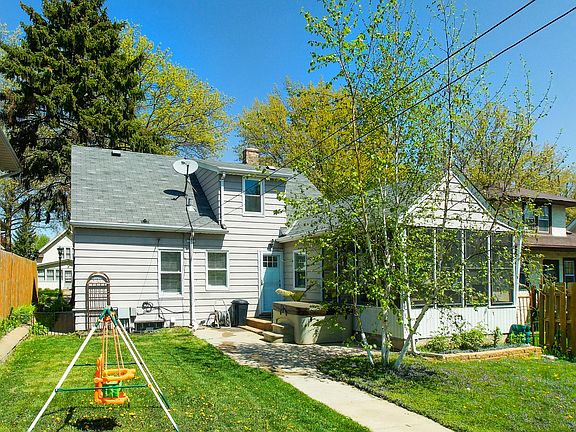 2nd image of 618 Arlington Ave E