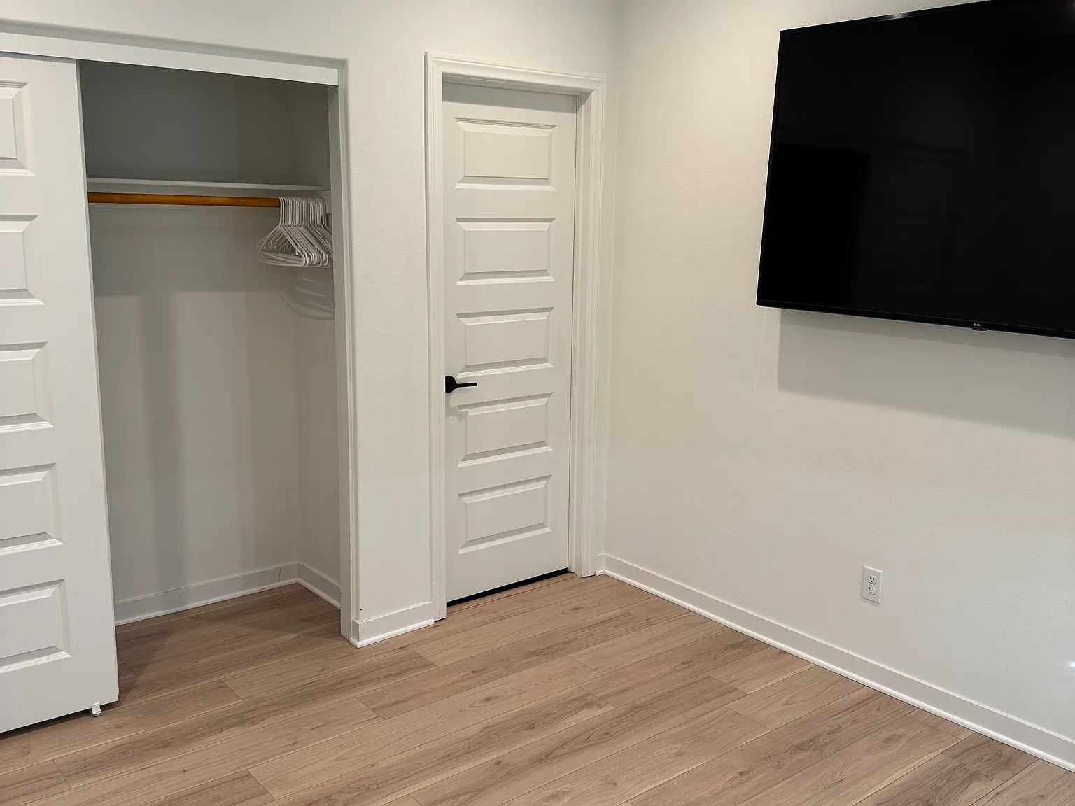 1 bed, 3200 sqft, $1,200 — Photo 3