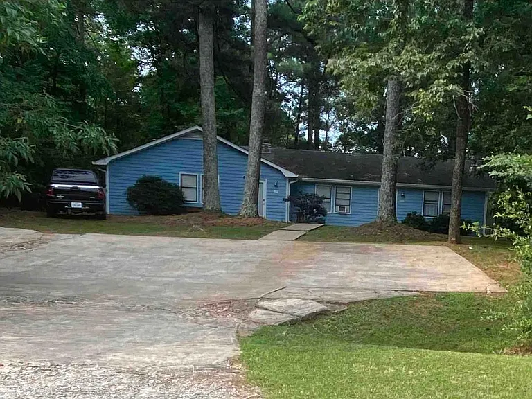 180 Sayemore Dr — Photo 1