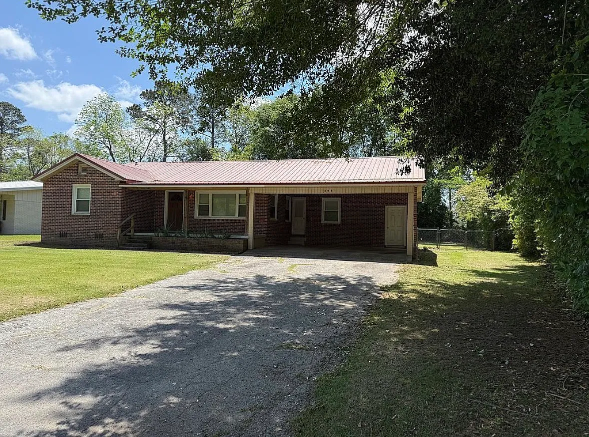 3 bed, 1.5 bath, 1225 sqft, $1,850 — Photo 1