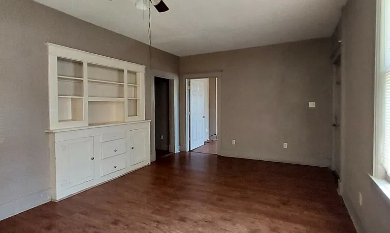 300 Rose Ln — Photo 2