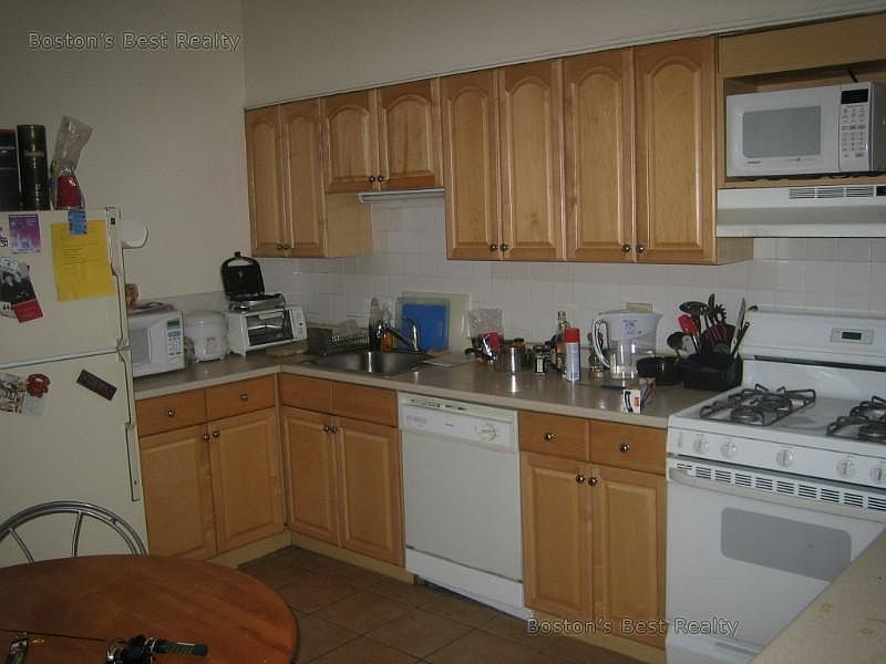 1st image of 10 Strathmore Rd APT 2