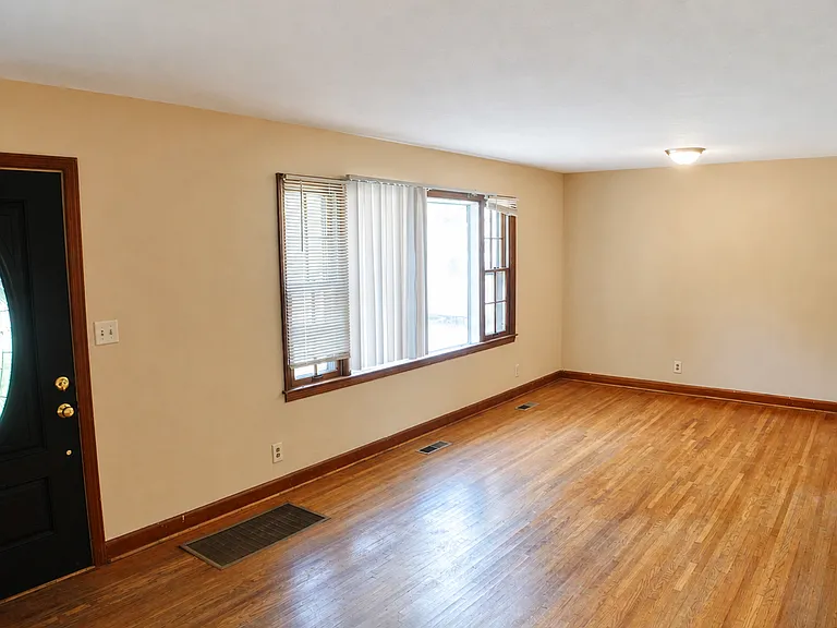 610 Mauldeth Rd — Photo 3