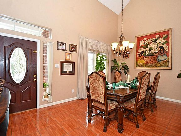 Perfect space for your formal dining room or formal living room! Nice and neutral with wood toned ti