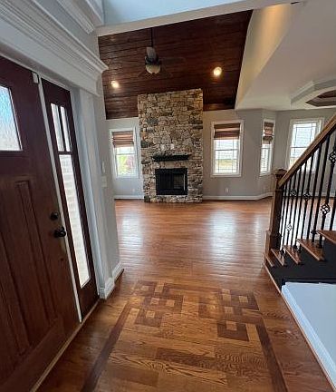 3rd image of 115 Creekview Ct