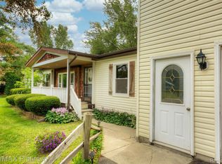 724 Menominee Dr, Howell, MI 48843