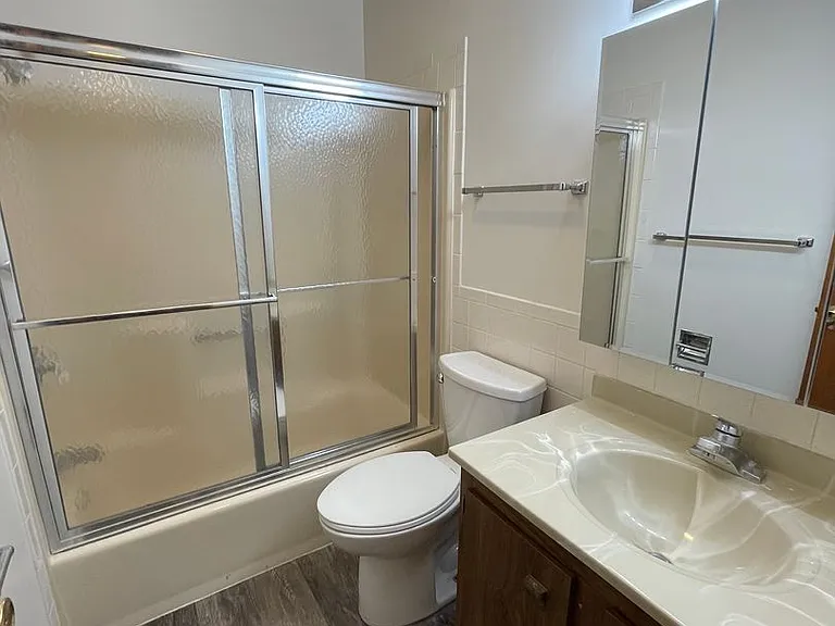 Lynn-Gail Apartments — Photo 11