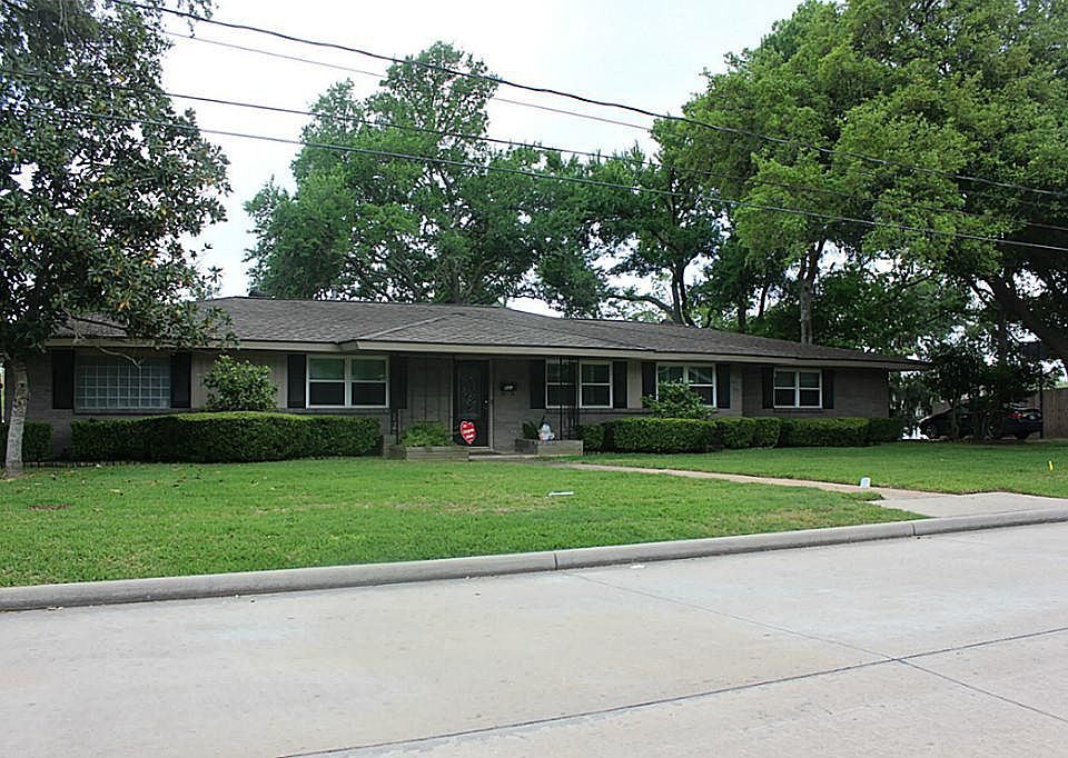 Easy living on Cleveland Lake. 2232 sq ft, 2 bedroom, 2 bath with updates. Additional 22X24 room cou