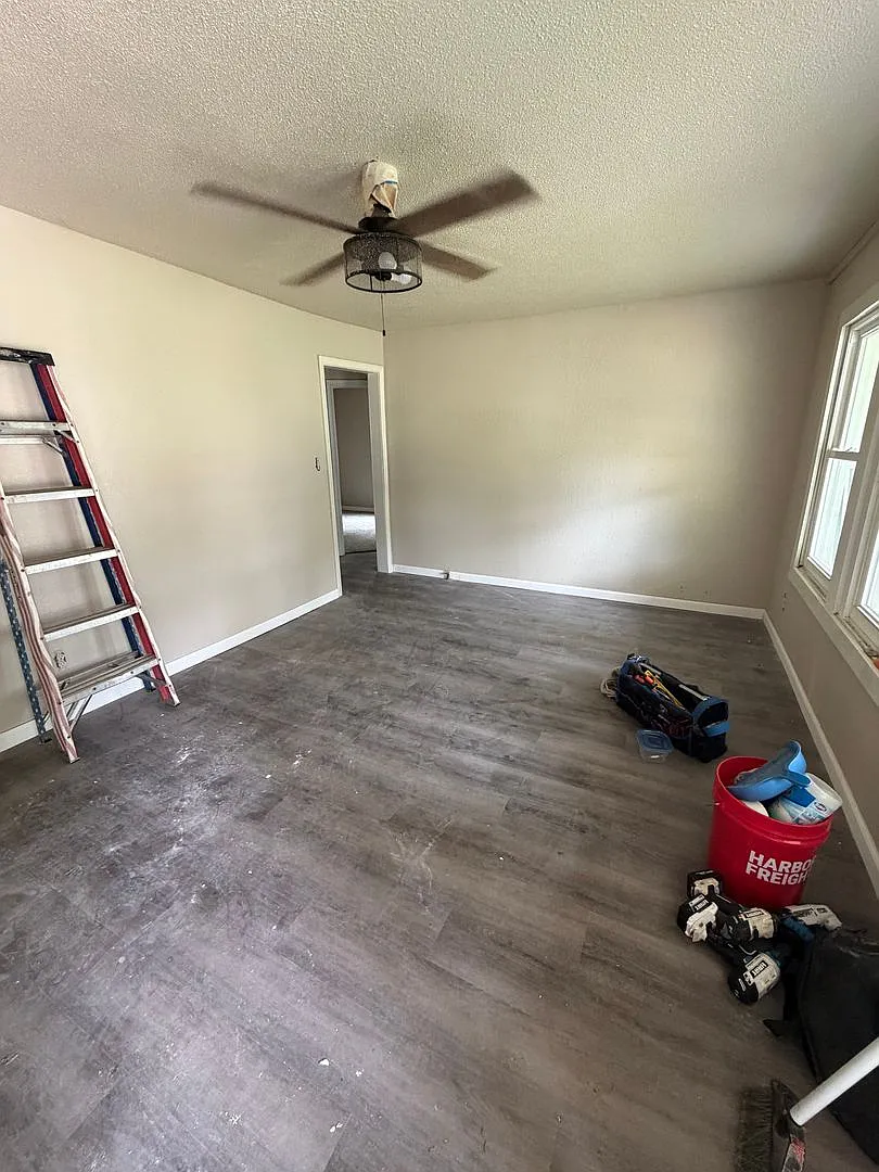 2 Bedroom 1 Bath Home + Office For RENT! — Photo 2