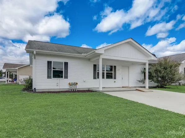 107 Hofer Ct, East Flat Rock, NC 28726