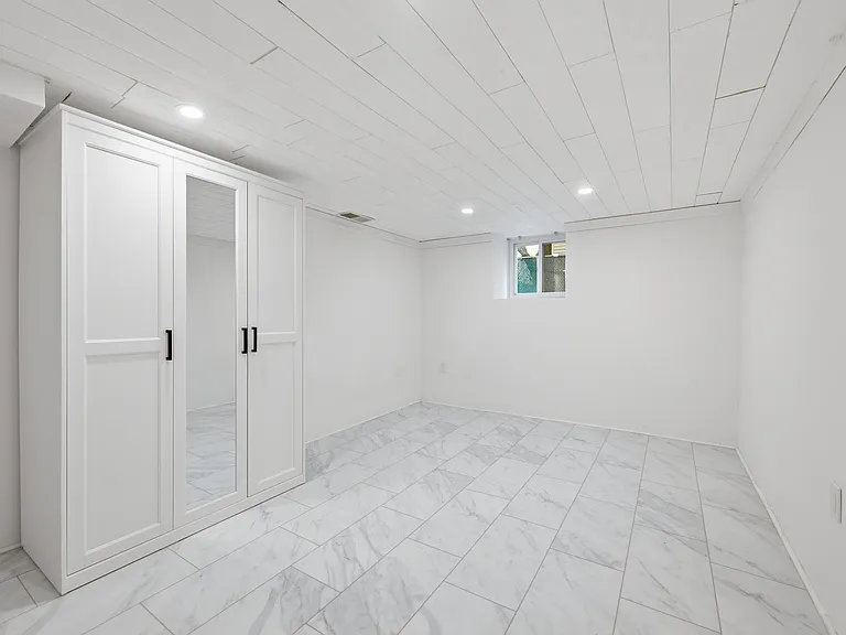 24 Hollow Wood Ln #1 — Photo 13
