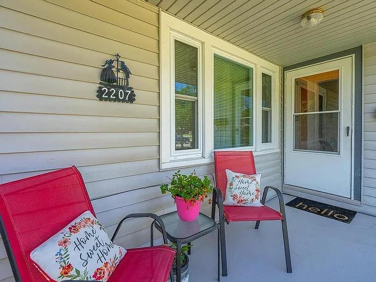 2207 S Volutsia Ave — Photo 2