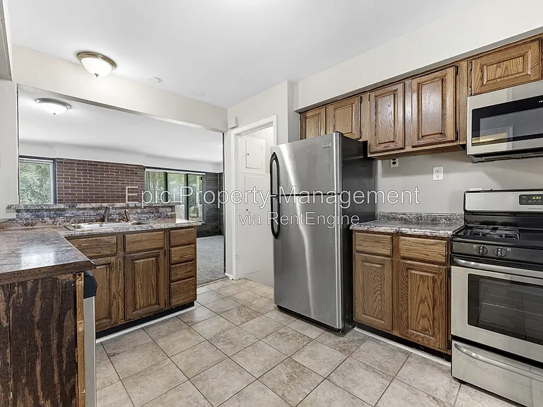 812 Riverbank St — Photo 2