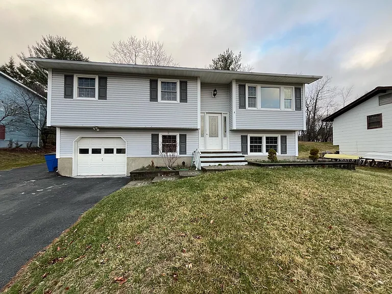 4 Roe Cir — Photo 1