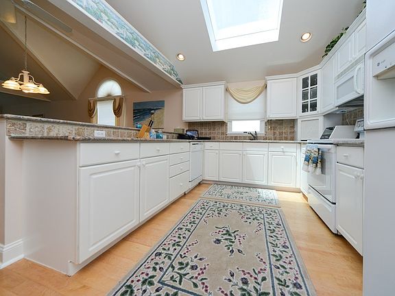 5th image of 411 Merion Pl