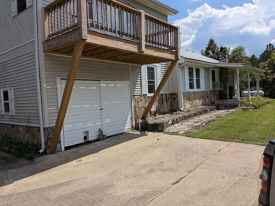 Driveway to front of house