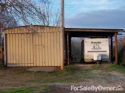20x32 Shop w/16' RV Shed
						:
						Shop has work room w/additional storage in loft above. Lean-to has elec. hook-up