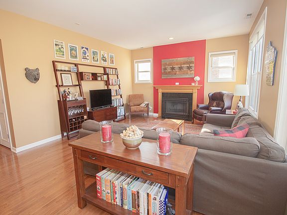 3rd image of 1423 W Argyle St APT 2N